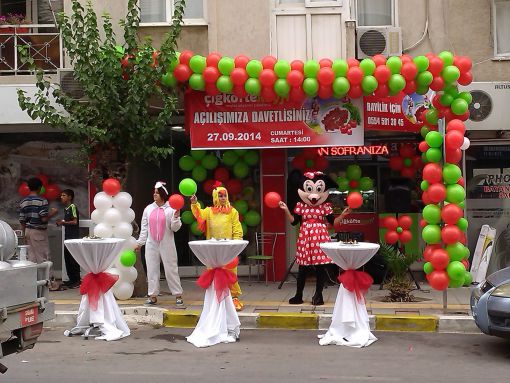 Balon süsleme, kostümlü karakterler, palyaçolar. İşyeri Açılış organizasyonuna katılanlara ikram sunmak için bistro masalar.  İşyerinizi açtığınız ilk günü özel hale getirmek için ihtiyacınız olan herşeyi bizden temin edebilirsiniz. İzmir Hades organizasyon 0554 709 07 25